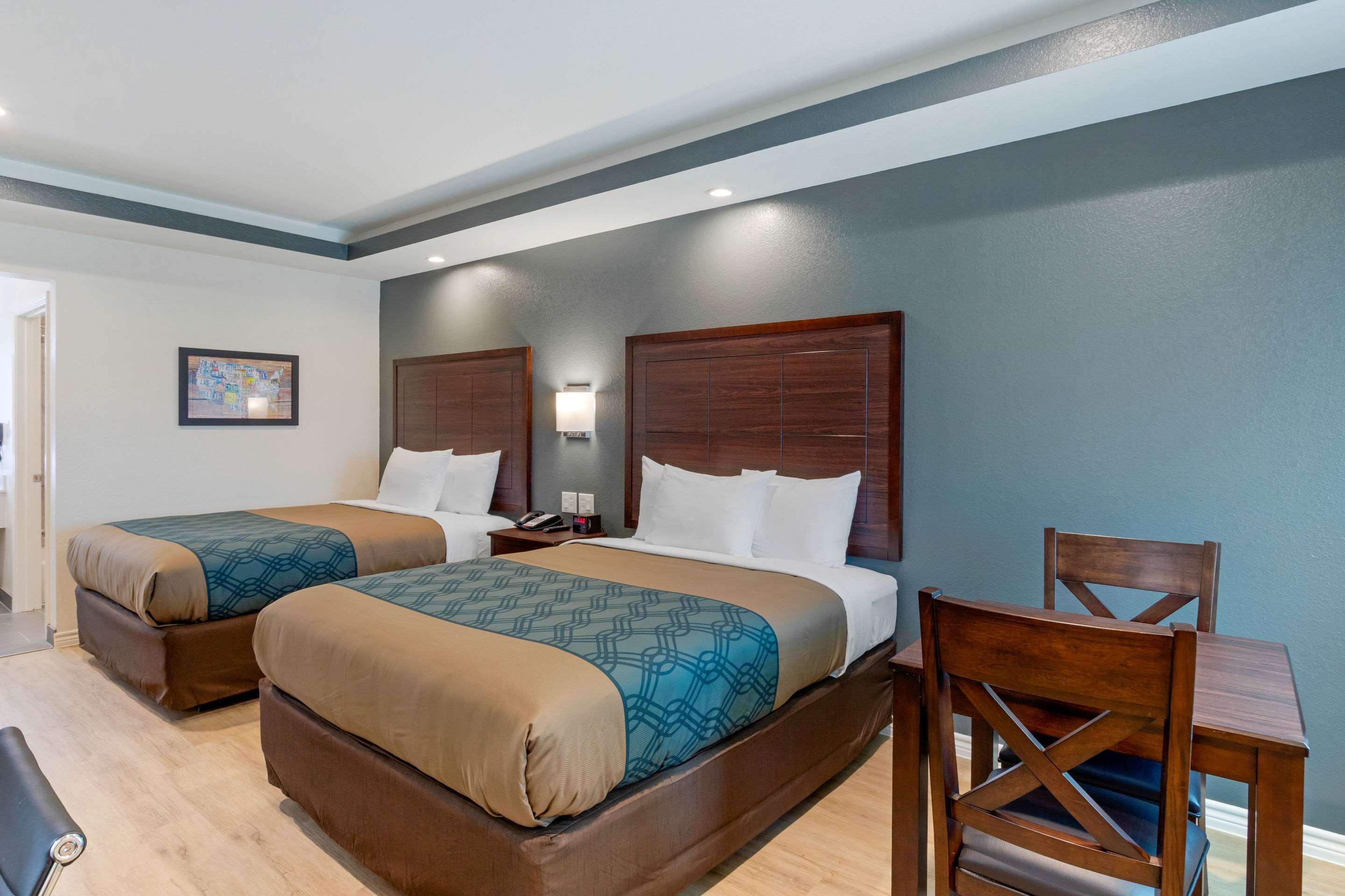 Econo Lodge Houston Bagian luar foto