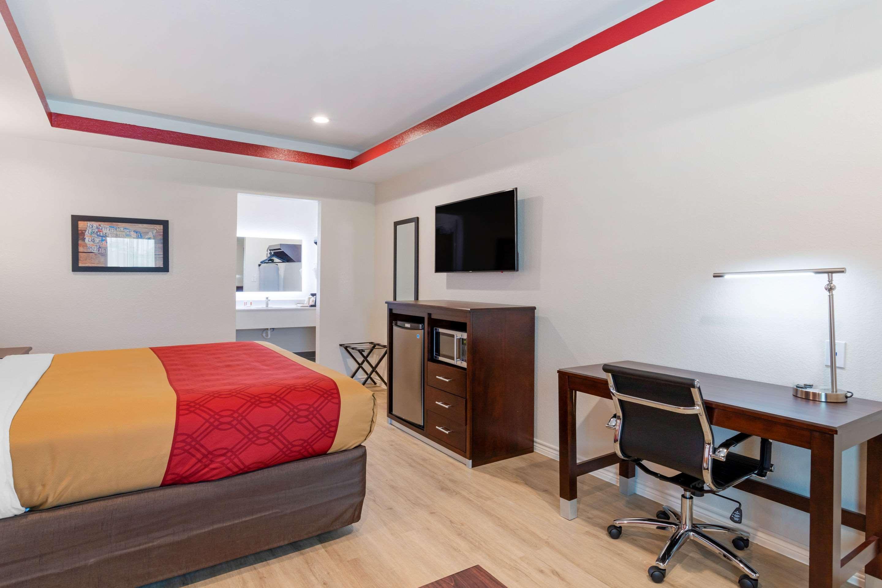 Econo Lodge Houston Bagian luar foto