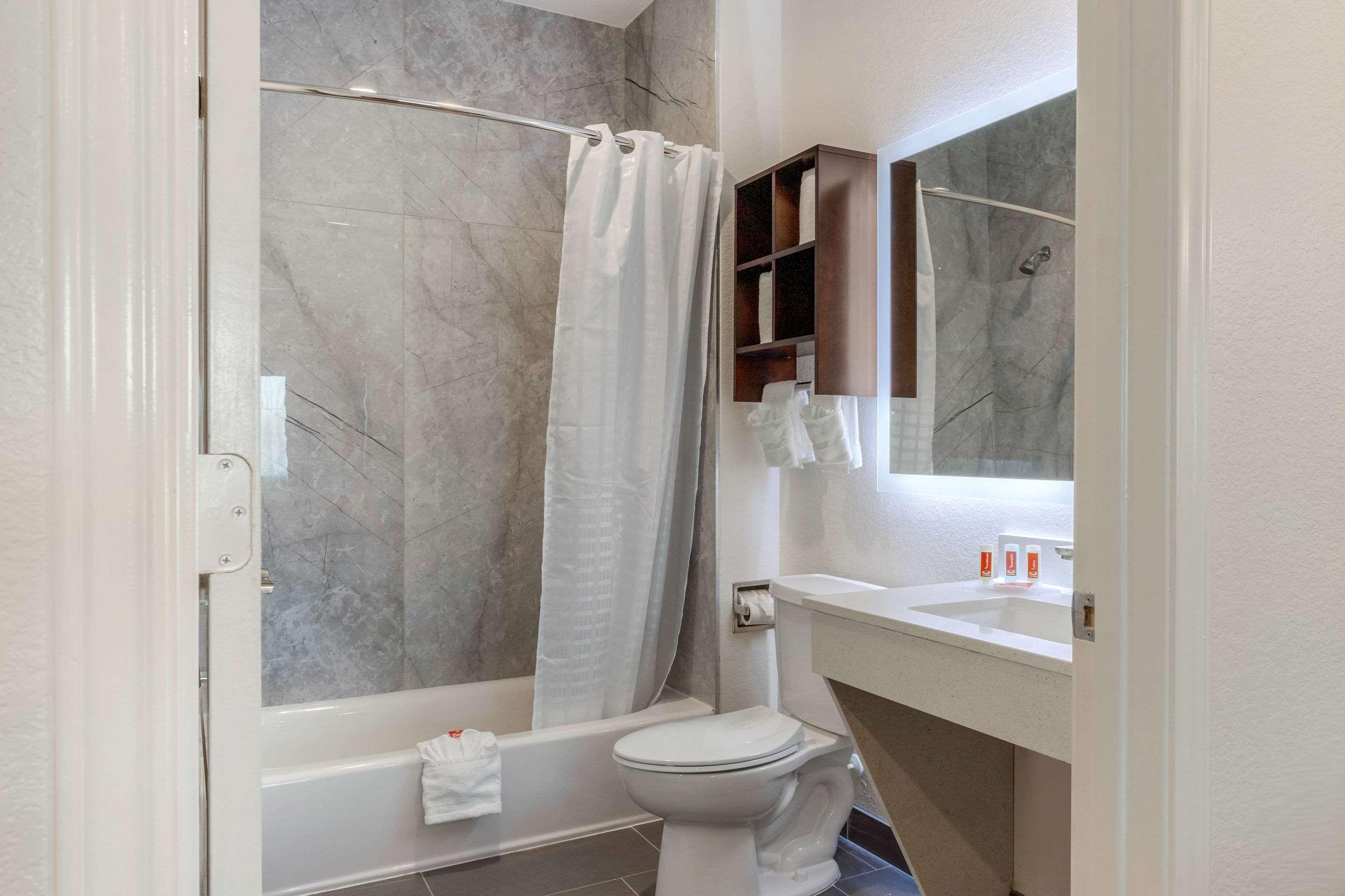 Econo Lodge Houston Bagian luar foto