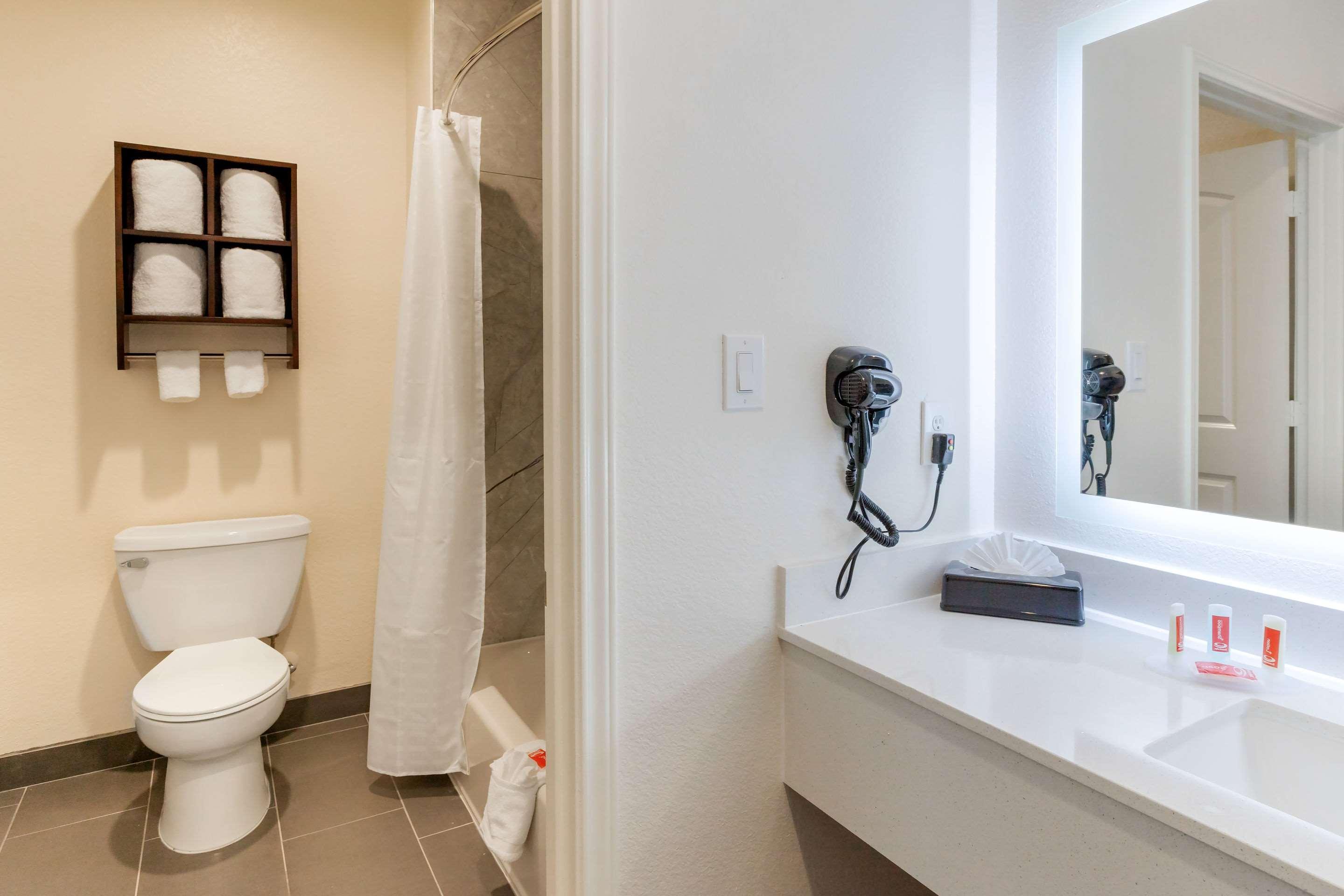 Econo Lodge Houston Bagian luar foto